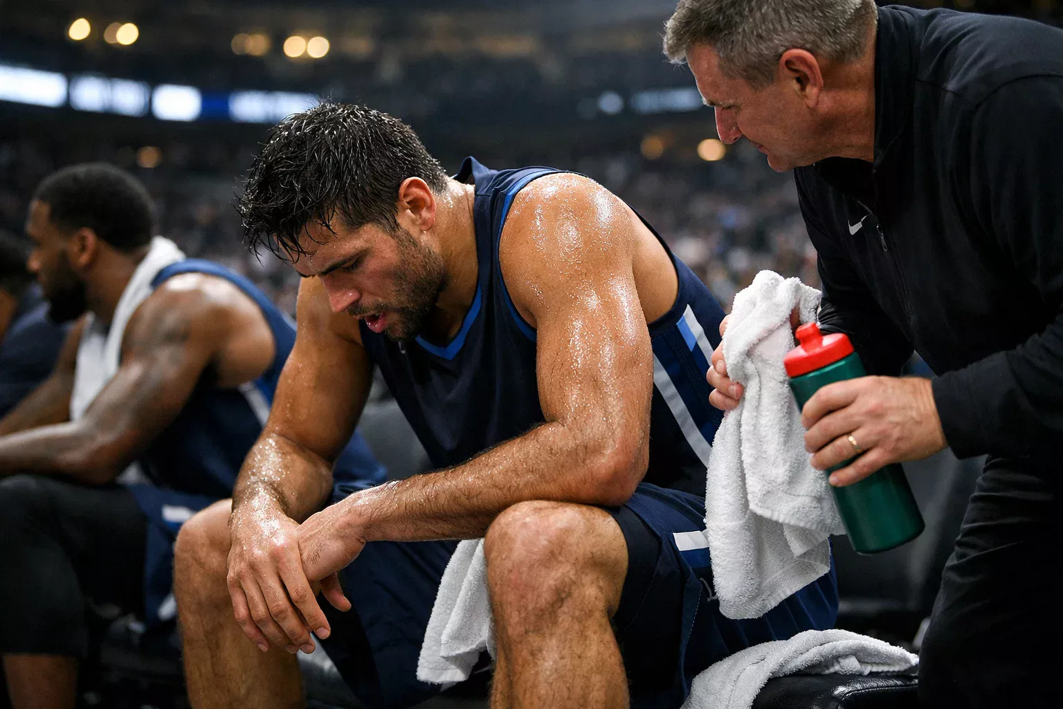 Jugador de NBA mostrando señales de cansancio durante partido consecutivo