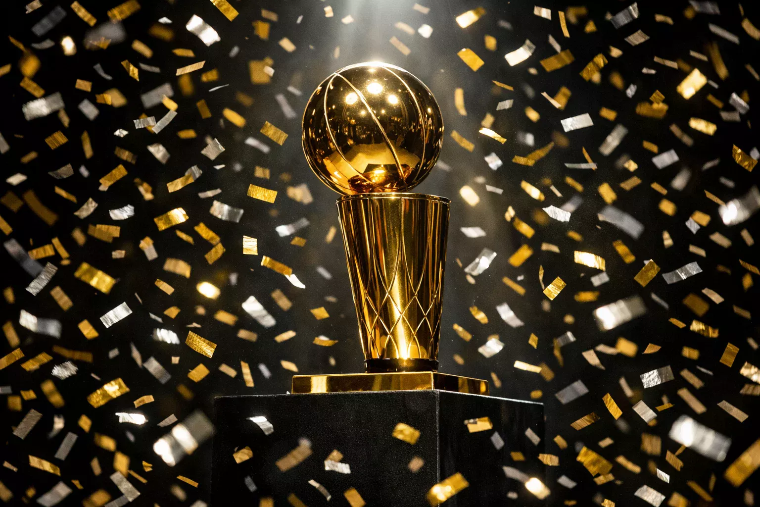Trofeo del campeonato NBA Larry O'Brien con confeti de celebración