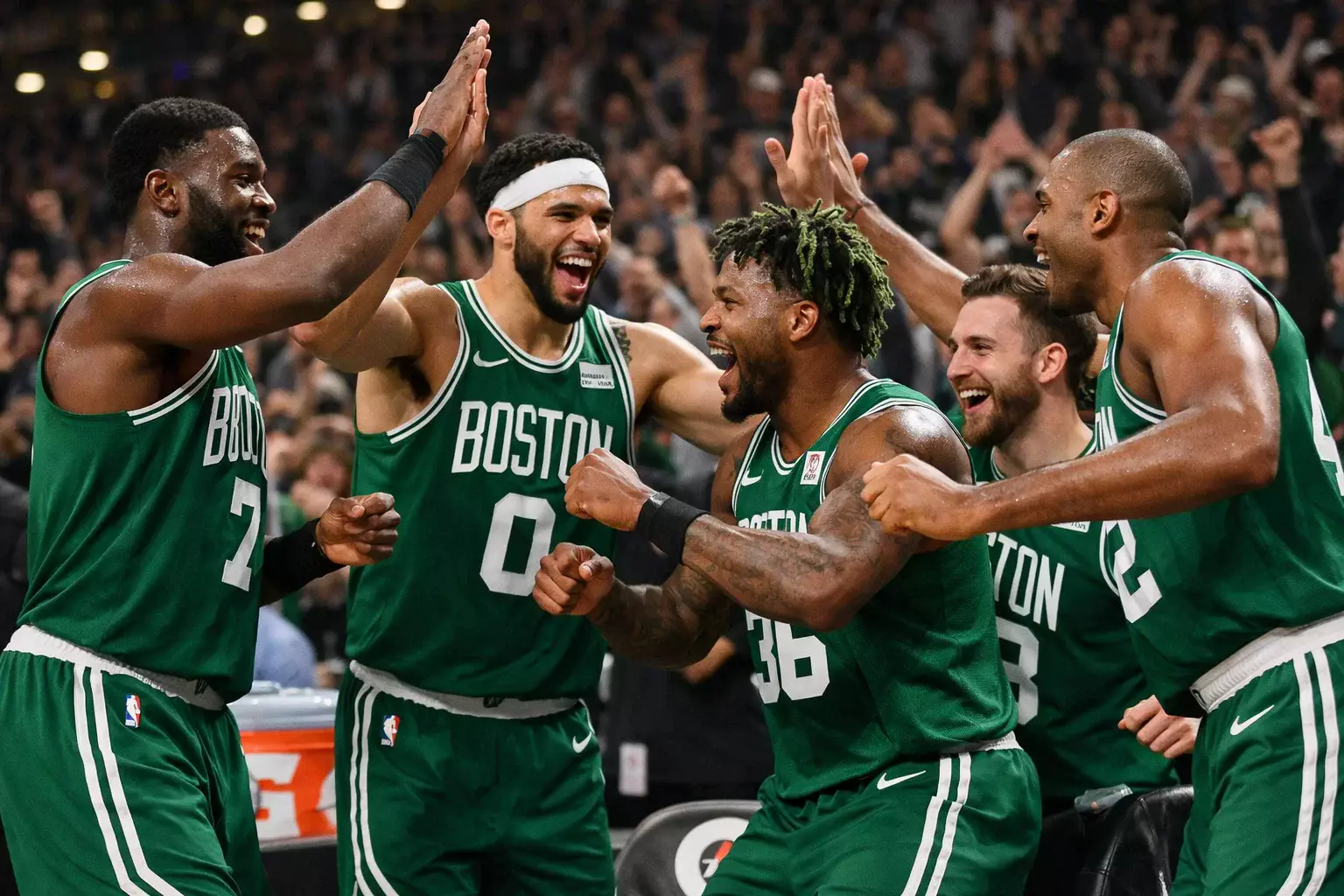Equipo NBA celebrando racha de puntos durante remontada en el partido